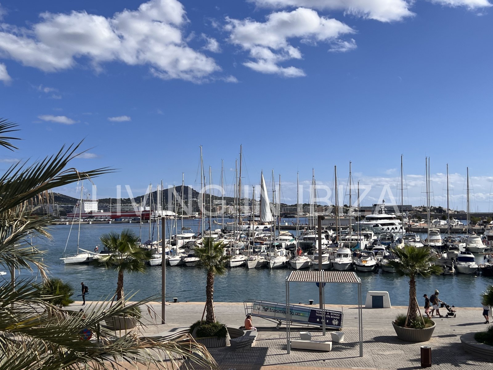Alquiler anual. Atractivo y luminoso piso de diseño en pleno corazón de Ibiza con garaje y vistas al mar y Dalt Vila