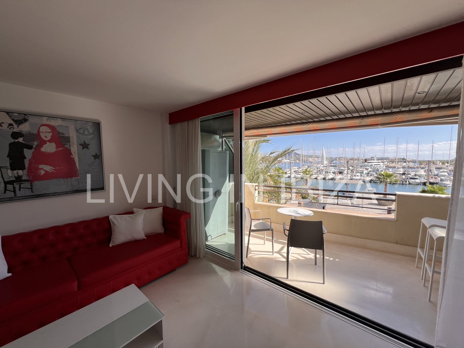 Alquiler anual. Atractivo y luminoso piso de diseño en pleno corazón de Ibiza con garaje y vistas al mar y Dalt Vila