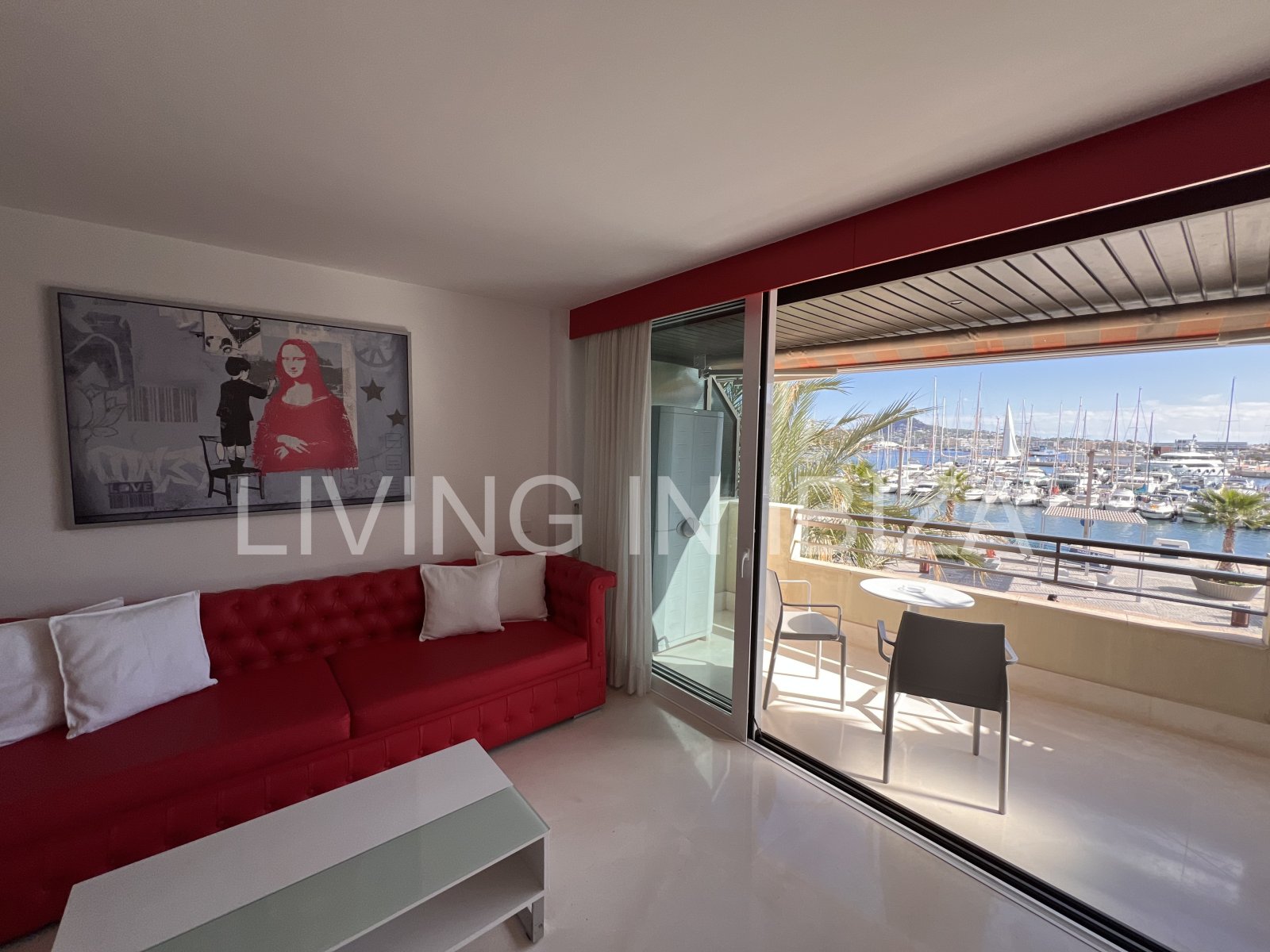 Alquiler anual. Atractivo y luminoso piso de diseño en pleno corazón de Ibiza con garaje y vistas al mar y Dalt Vila