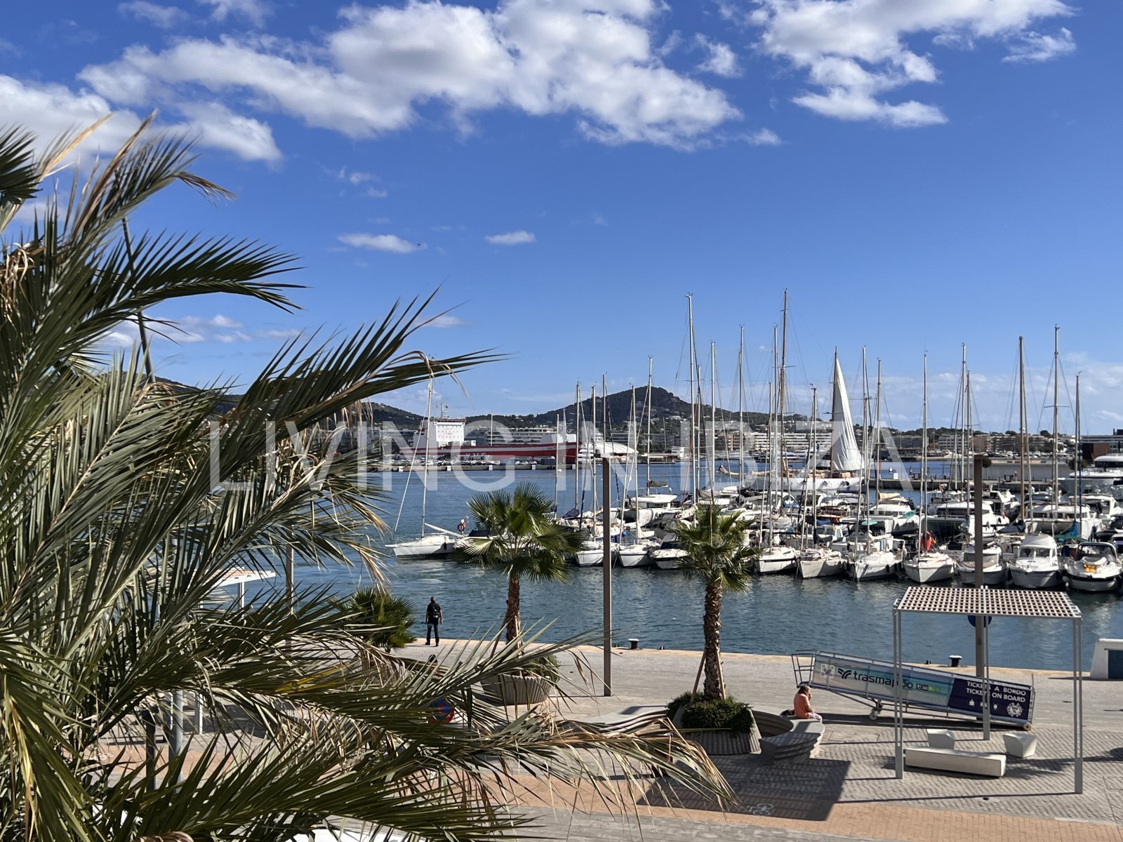 Alquiler anual. Atractivo y luminoso piso de diseño en pleno corazón de Ibiza con garaje y vistas al mar y Dalt Vila