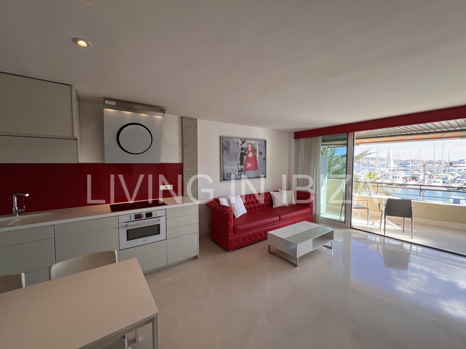 Alquiler anual. Atractivo y luminoso piso de diseño en pleno corazón de Ibiza con garaje y vistas al mar y Dalt Vila