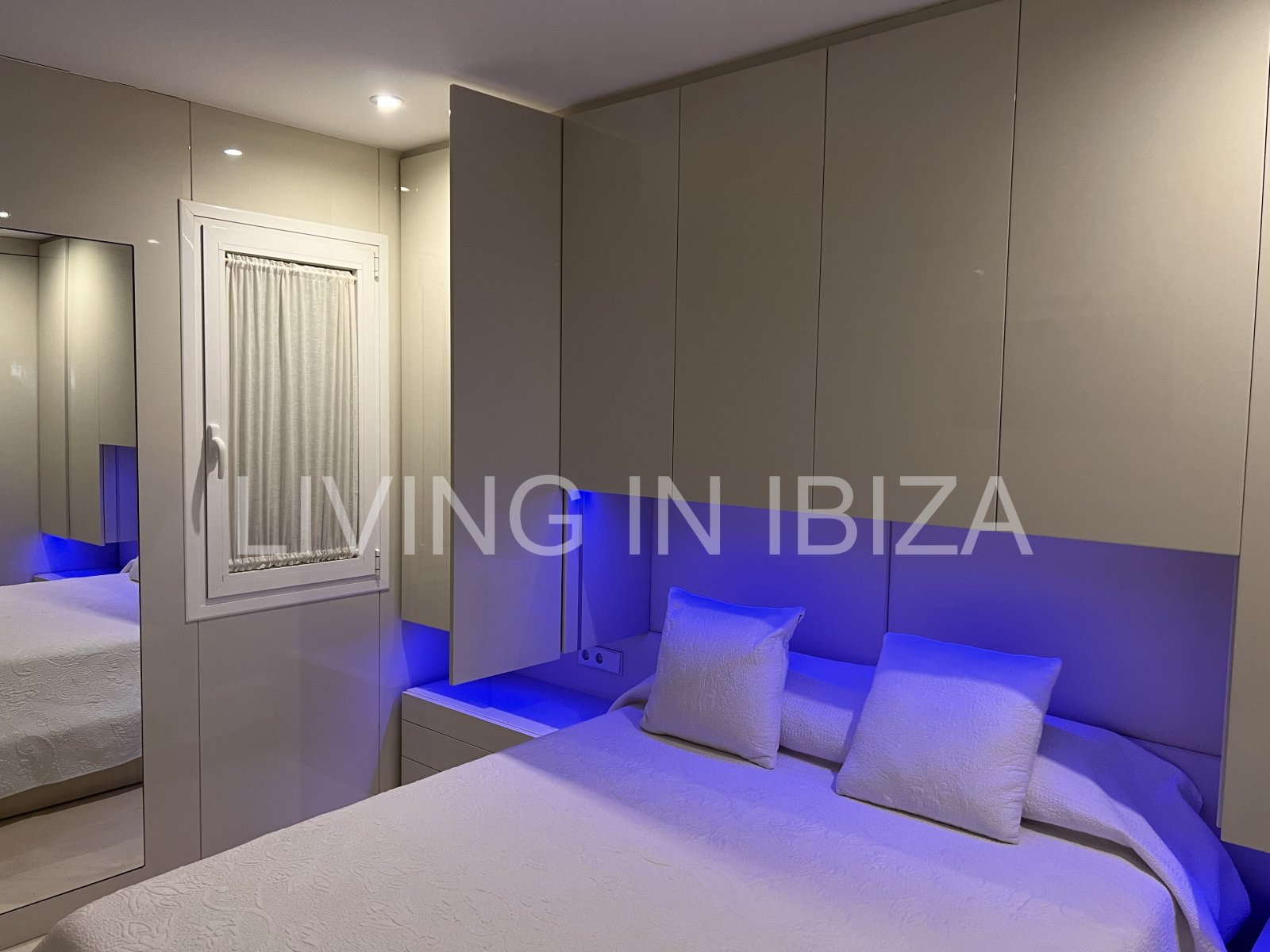 Alquiler anual. Atractivo y luminoso piso de diseño en pleno corazón de Ibiza con garaje y vistas al mar y Dalt Vila