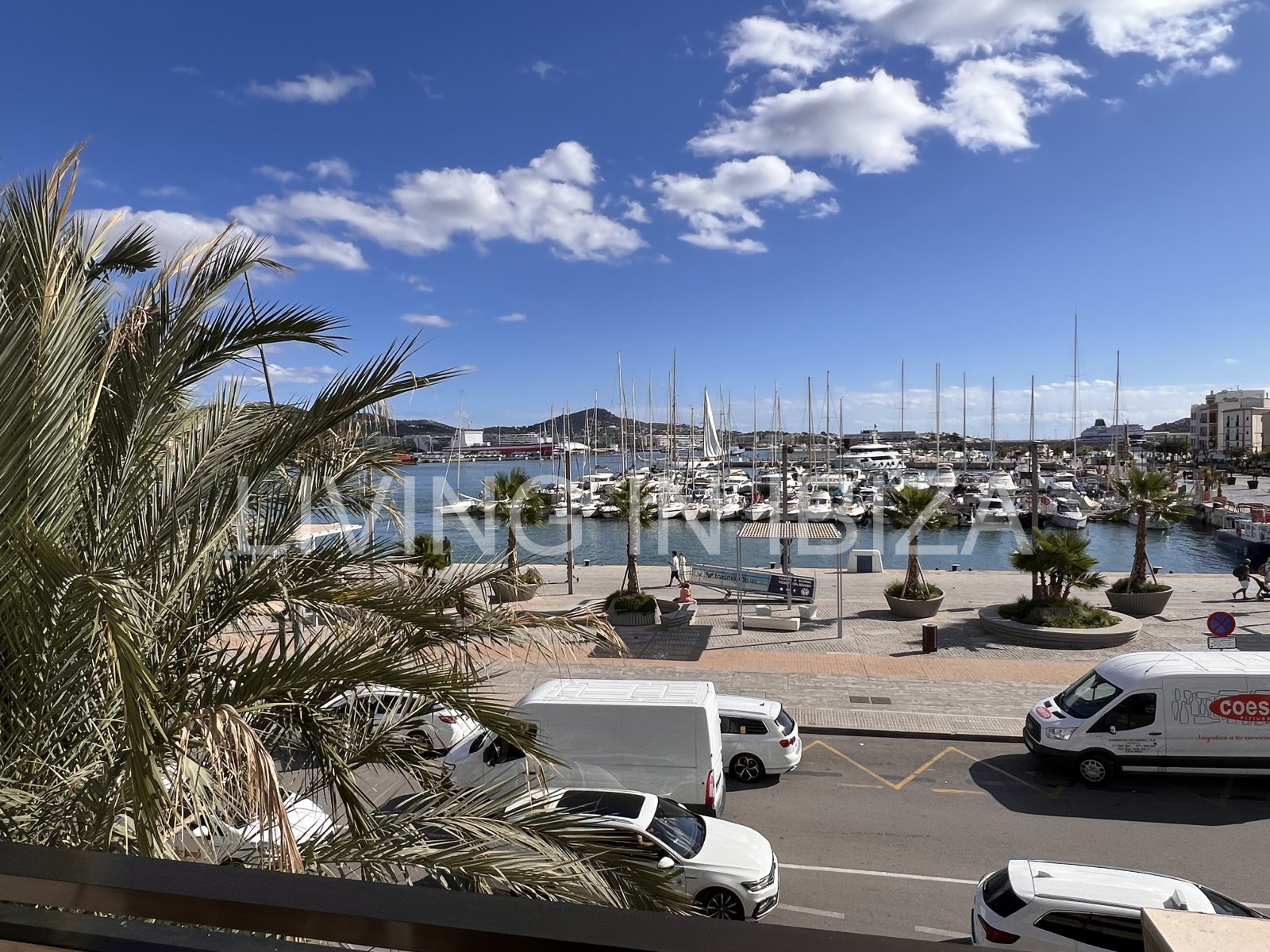 Alquiler anual. Atractivo y luminoso piso de diseño en pleno corazón de Ibiza con garaje y vistas al mar y Dalt Vila