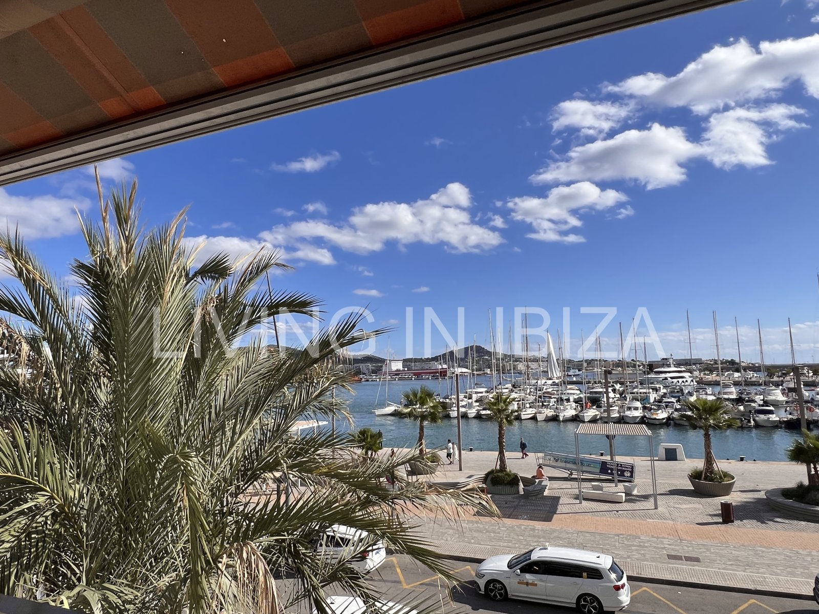 Alquiler anual. Atractivo y luminoso piso de diseño en pleno corazón de Ibiza con garaje y vistas al mar y Dalt Vila