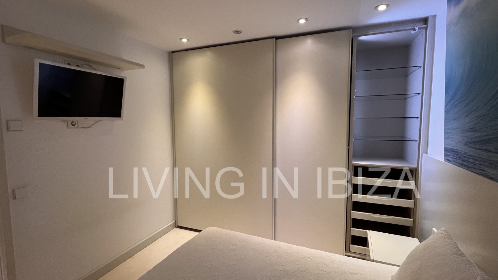 Alquiler anual. Atractivo y luminoso piso de diseño en pleno corazón de Ibiza con garaje y vistas al mar y Dalt Vila