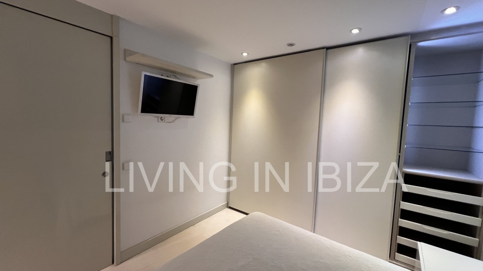 Alquiler anual. Atractivo y luminoso piso de diseño en pleno corazón de Ibiza con garaje y vistas al mar y Dalt Vila