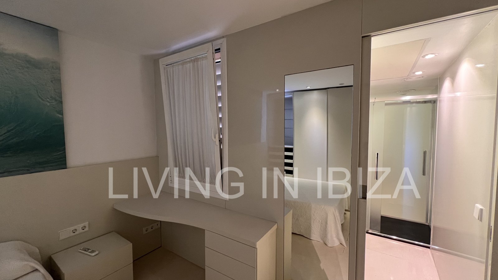 Alquiler anual. Atractivo y luminoso piso de diseño en pleno corazón de Ibiza con garaje y vistas al mar y Dalt Vila