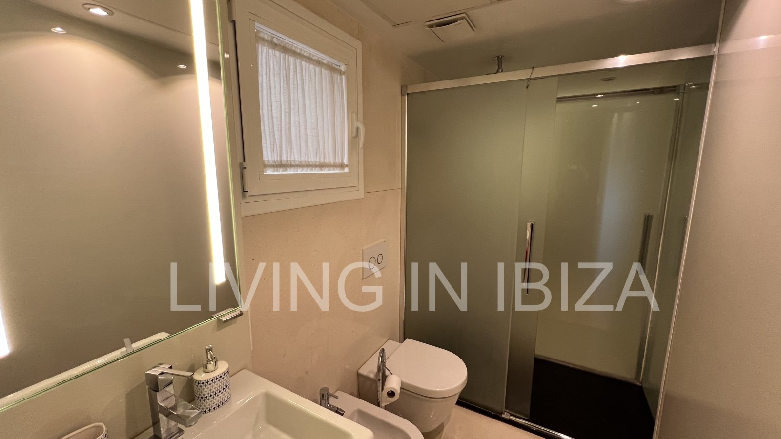 Alquiler anual. Atractivo y luminoso piso de diseño en pleno corazón de Ibiza con garaje y vistas al mar y Dalt Vila