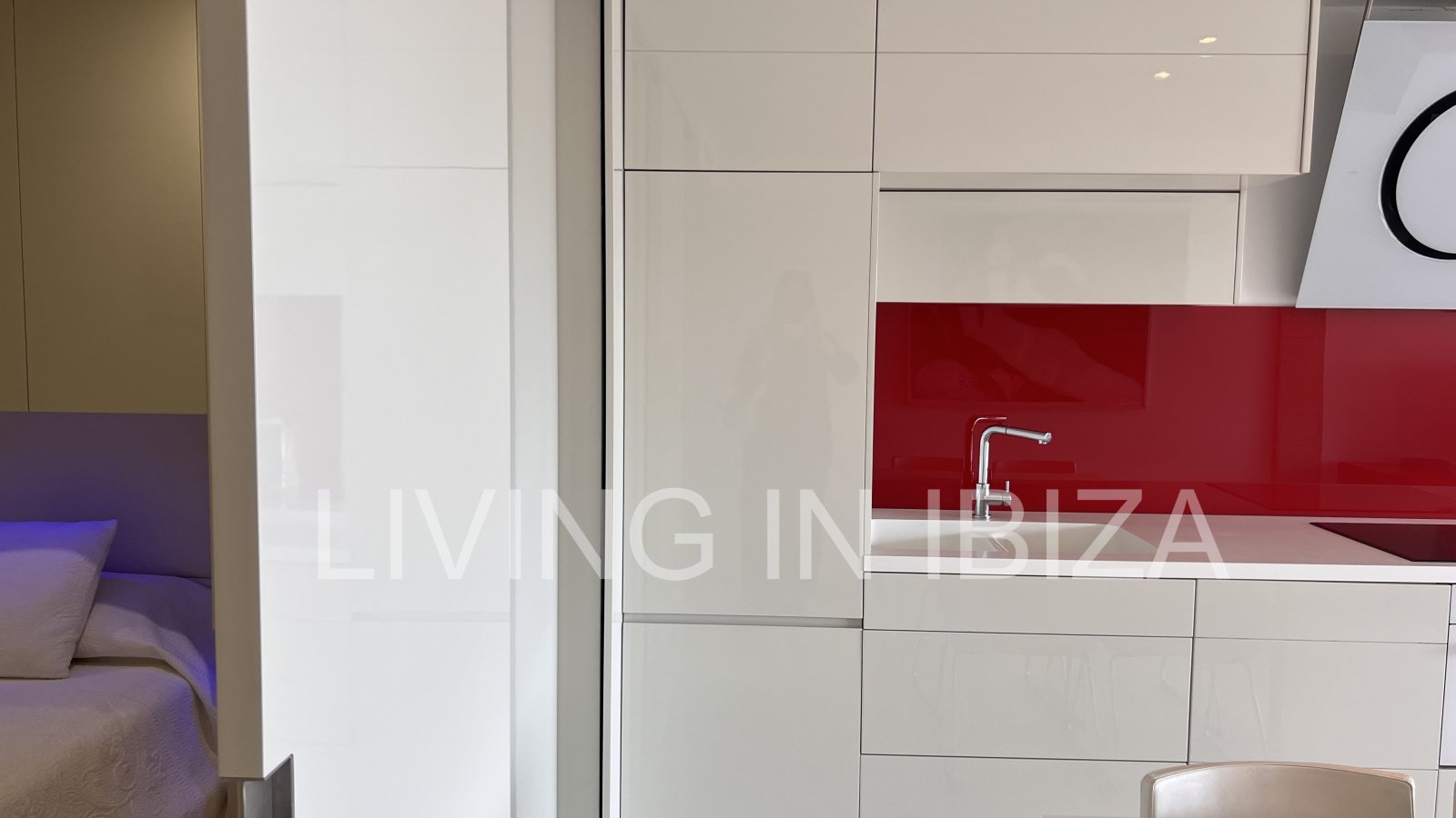 Alquiler anual. Atractivo y luminoso piso de diseño en pleno corazón de Ibiza con garaje y vistas al mar y Dalt Vila