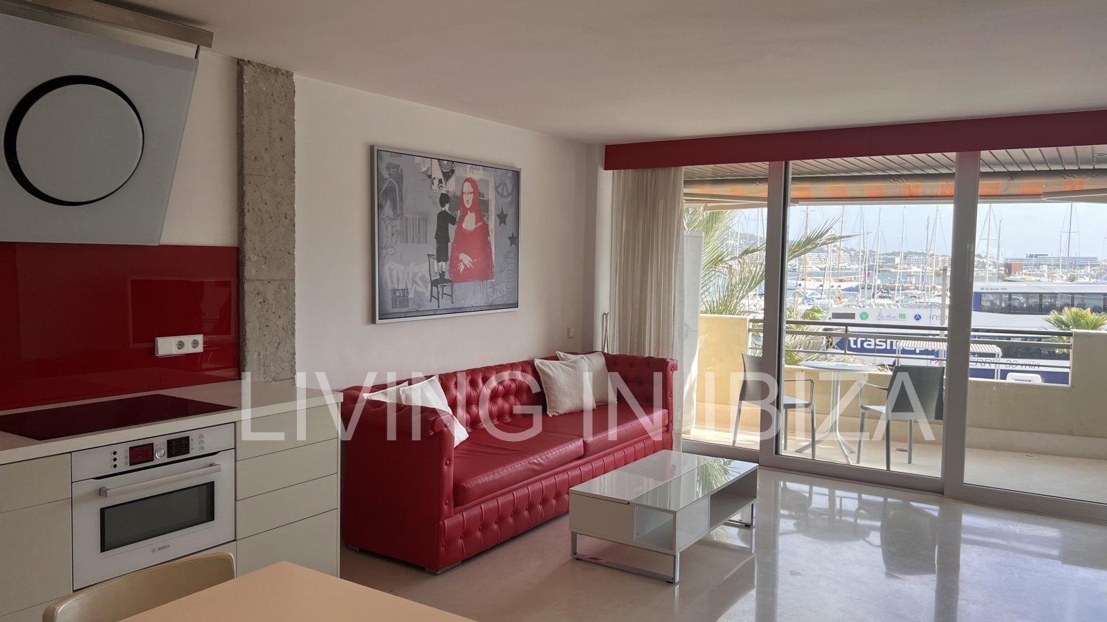 Alquiler anual. Atractivo y luminoso piso de diseño en pleno corazón de Ibiza con garaje y vistas al mar y Dalt Vila