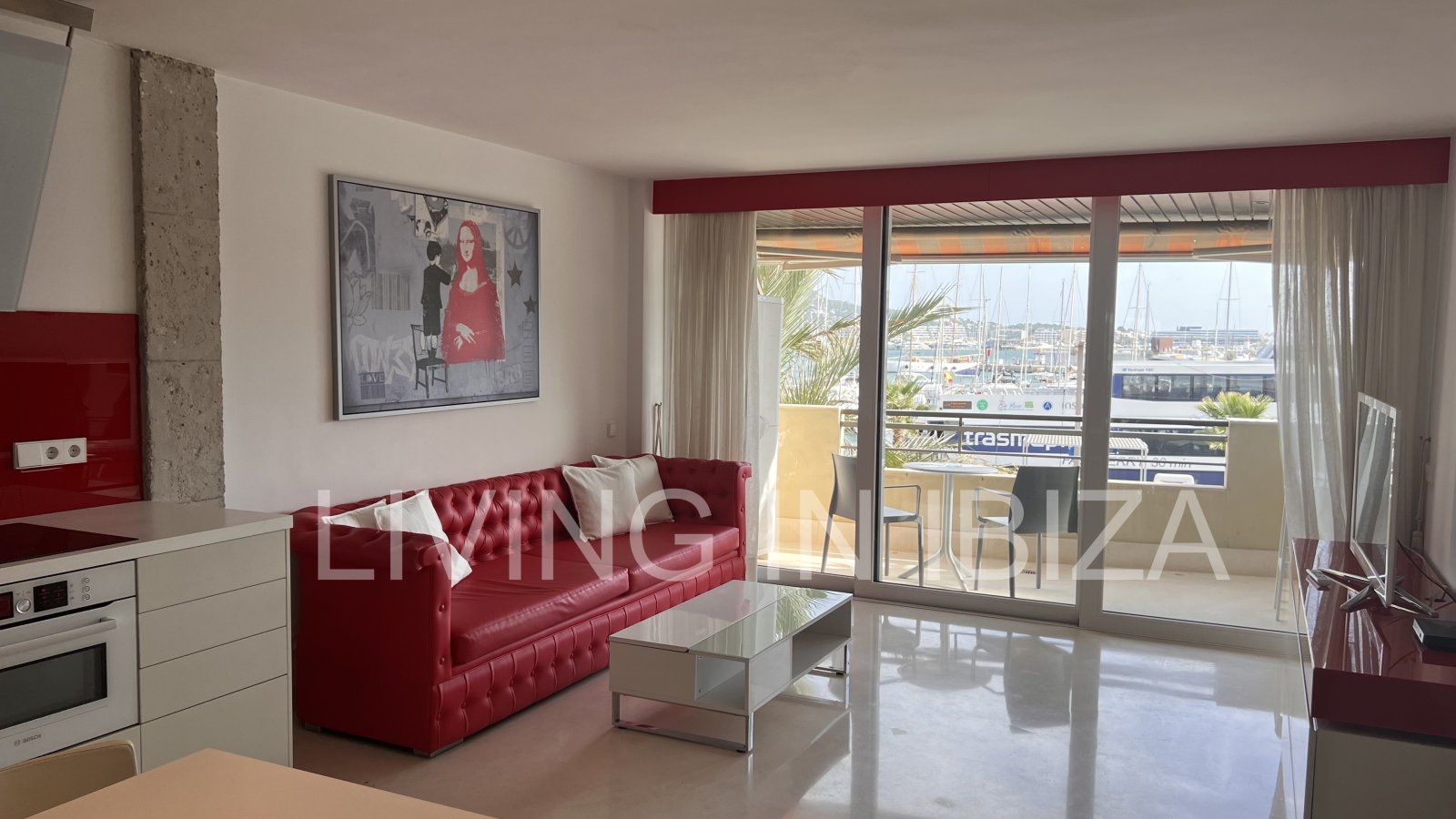 Alquiler anual. Atractivo y luminoso piso de diseño en pleno corazón de Ibiza con garaje y vistas al mar y Dalt Vila