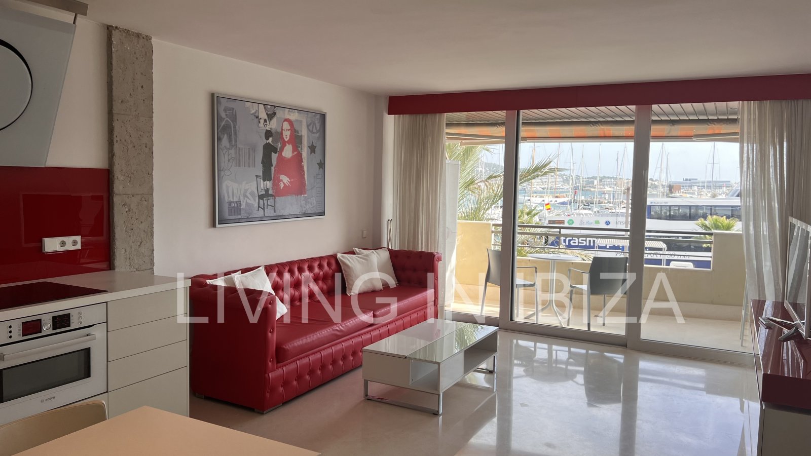 Alquiler anual. Atractivo y luminoso piso de diseño en pleno corazón de Ibiza con garaje y vistas al mar y Dalt Vila