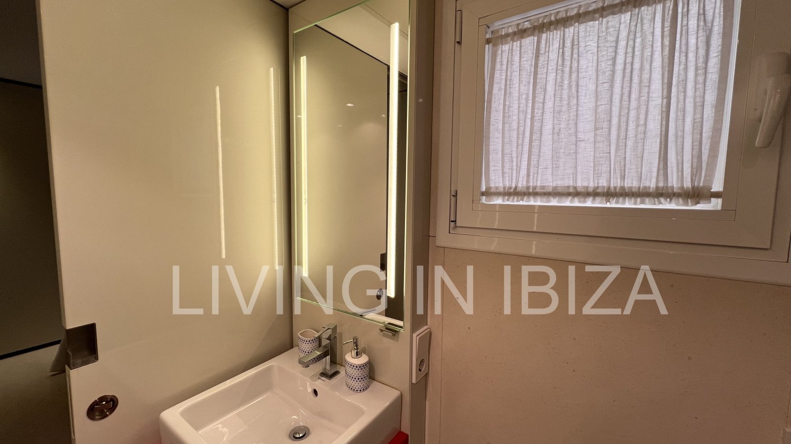 Alquiler anual. Atractivo y luminoso piso de diseño en pleno corazón de Ibiza con garaje y vistas al mar y Dalt Vila