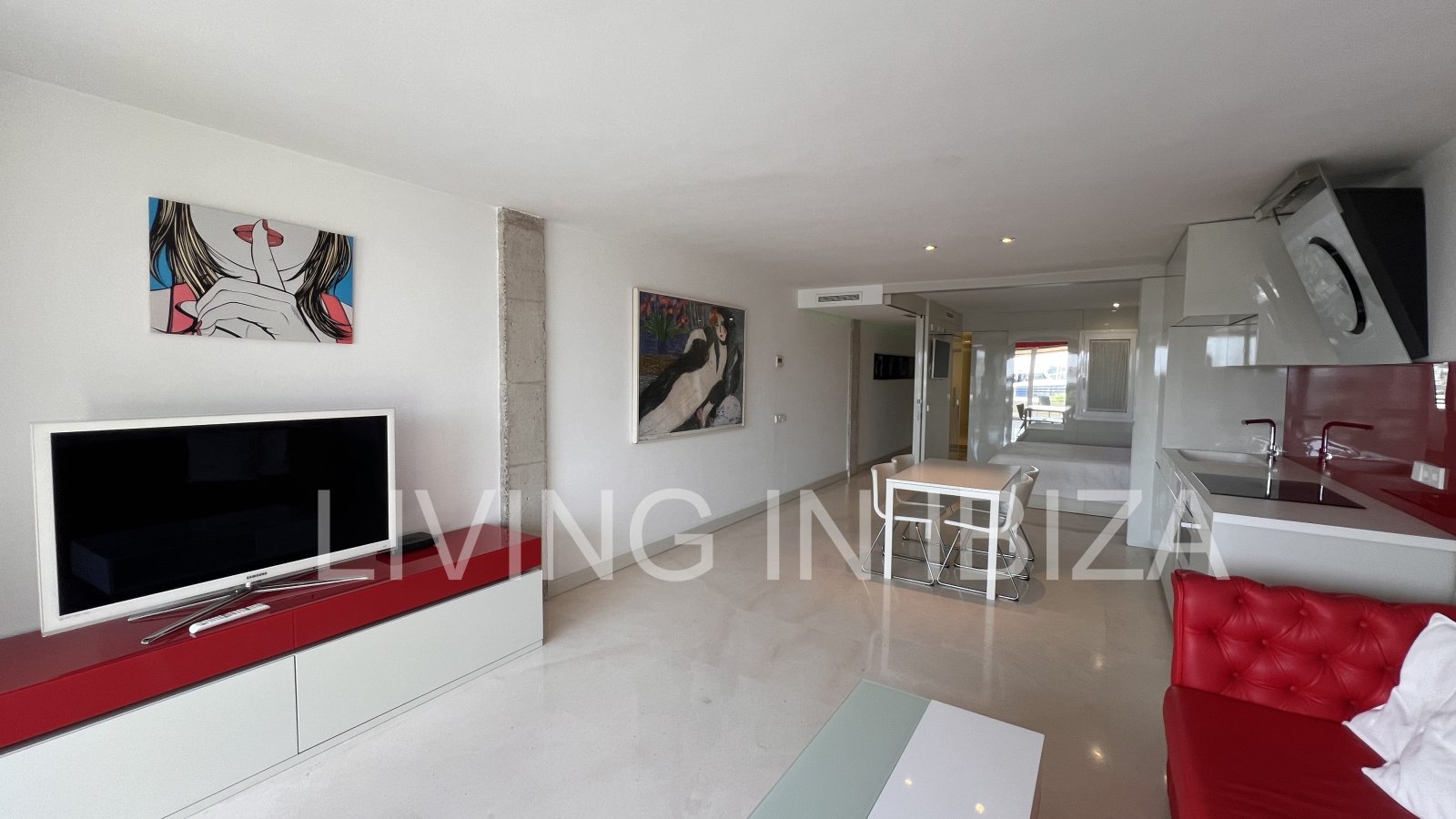 Alquiler anual. Atractivo y luminoso piso de diseño en pleno corazón de Ibiza con garaje y vistas al mar y Dalt Vila