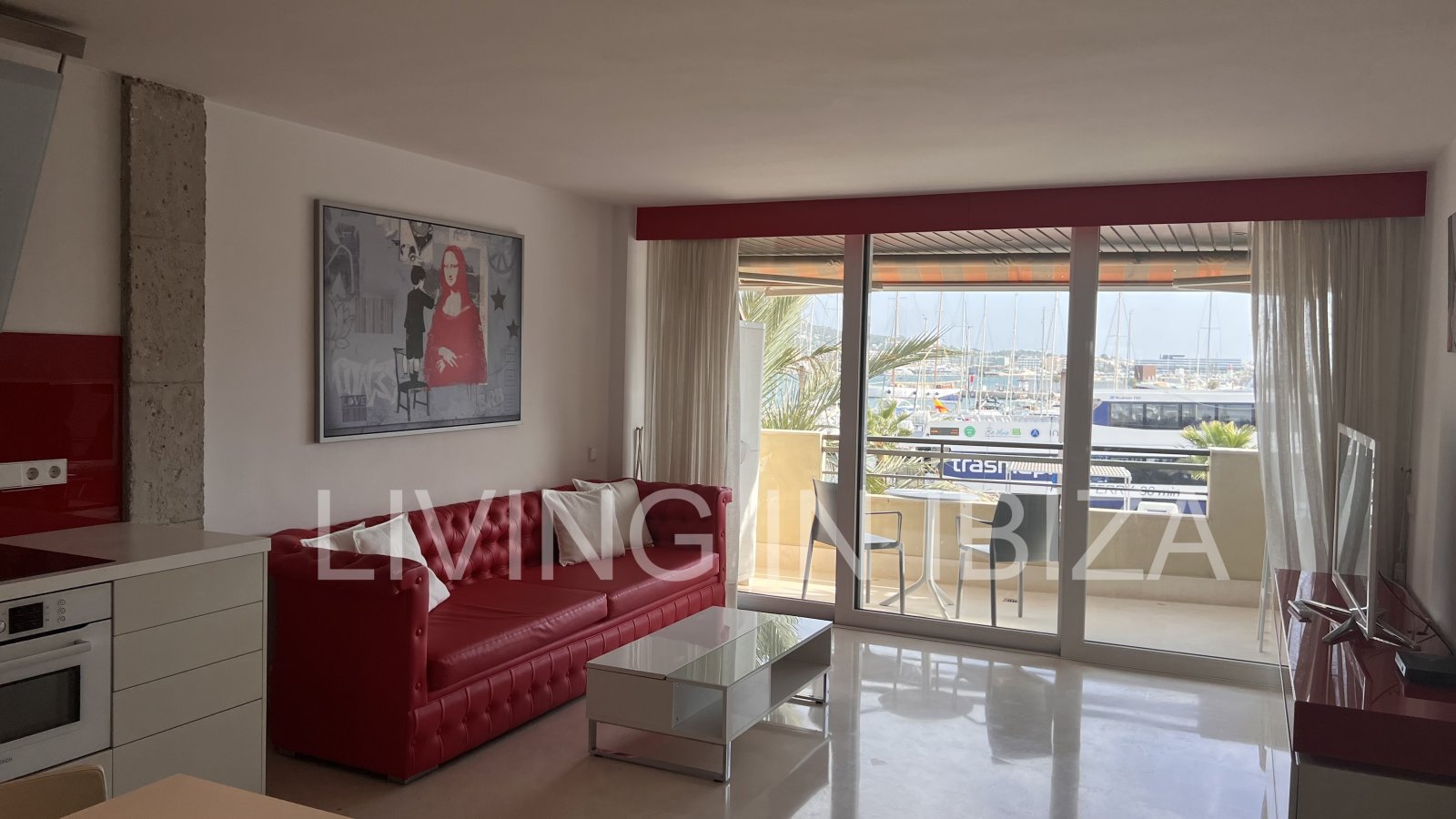 Alquiler anual. Atractivo y luminoso piso de diseño en pleno corazón de Ibiza con garaje y vistas al mar y Dalt Vila