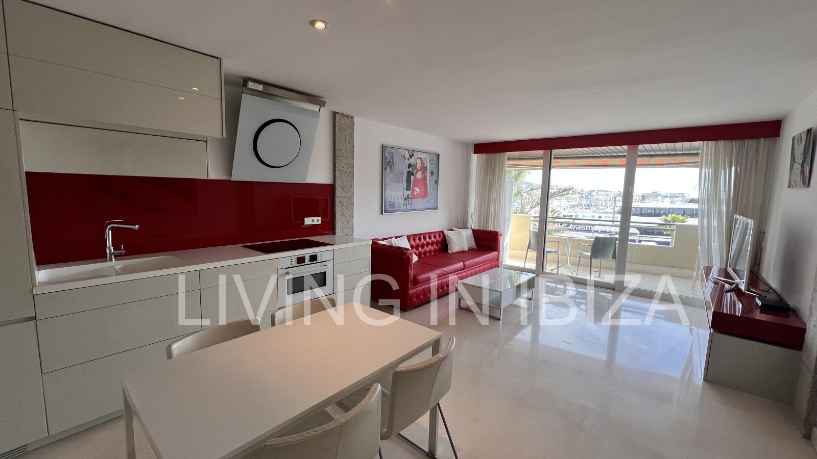 Alquiler anual. Atractivo y luminoso piso de diseño en pleno corazón de Ibiza con garaje y vistas al mar y Dalt Vila