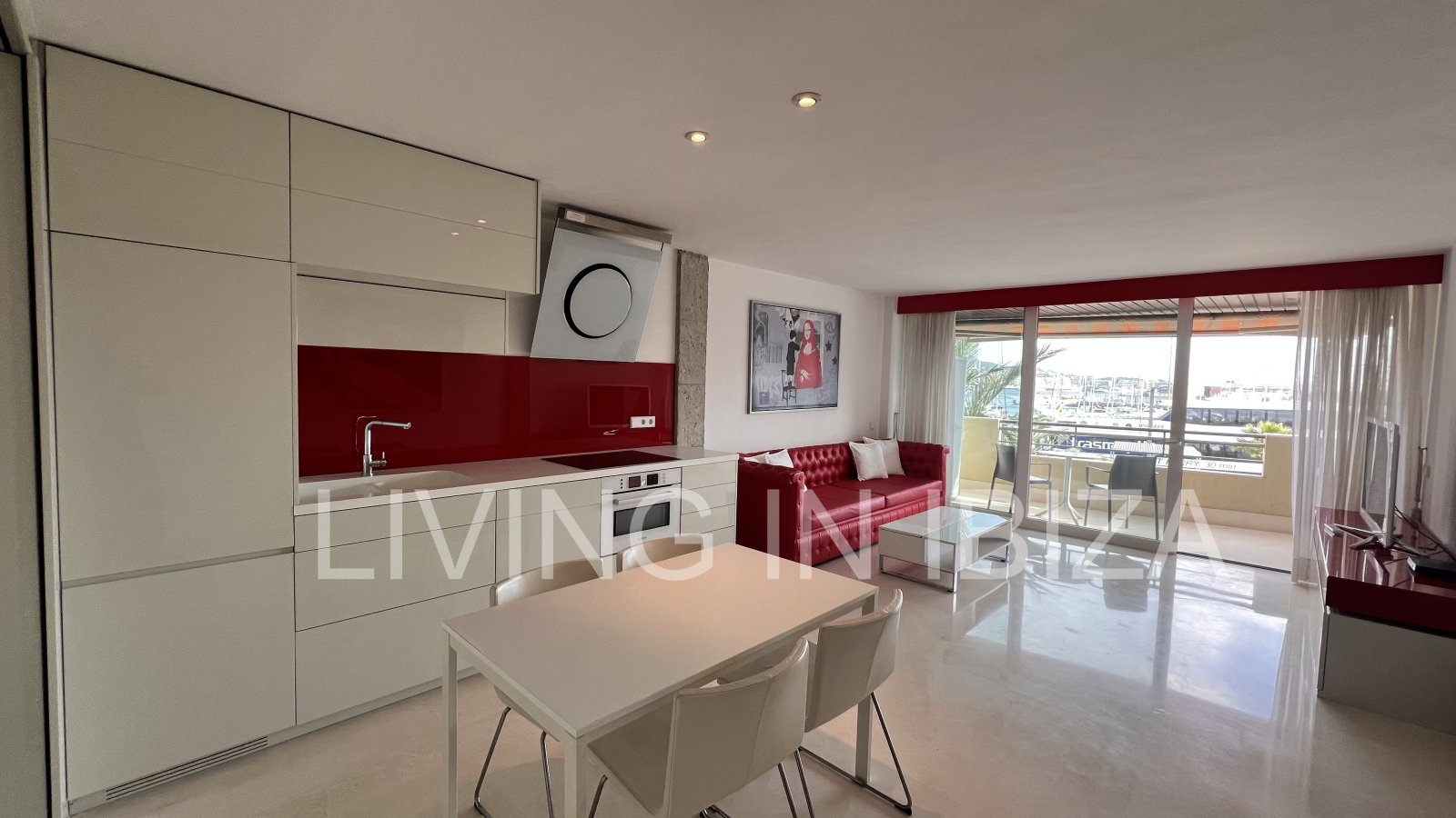 Alquiler anual. Atractivo y luminoso piso de diseño en pleno corazón de Ibiza con garaje y vistas al mar y Dalt Vila