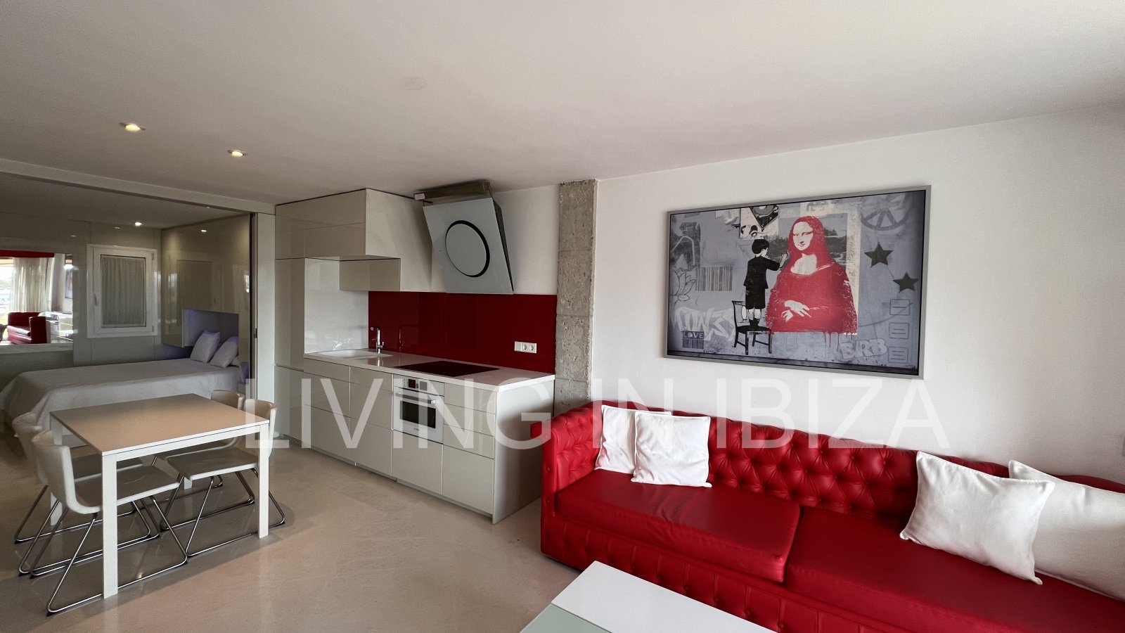 Alquiler anual. Atractivo y luminoso piso de diseño en pleno corazón de Ibiza con garaje y vistas al mar y Dalt Vila