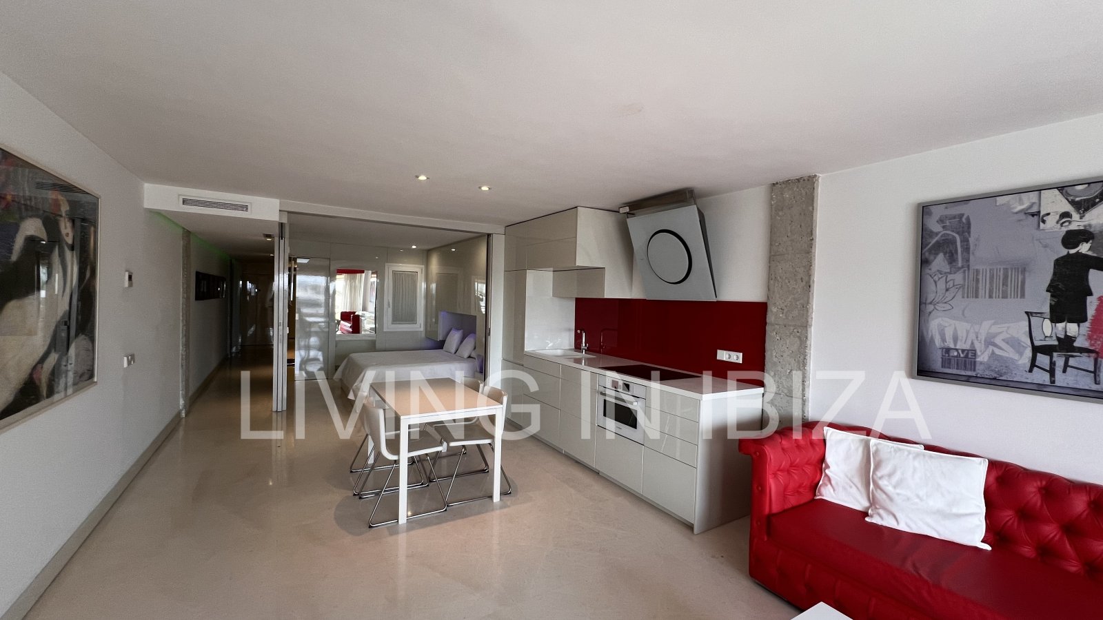 Alquiler anual. Atractivo y luminoso piso de diseño en pleno corazón de Ibiza con garaje y vistas al mar y Dalt Vila