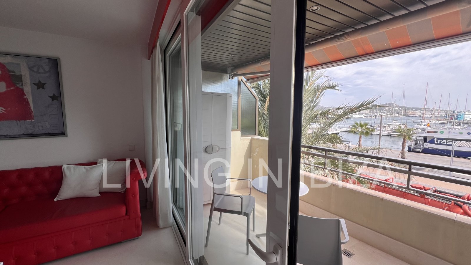 Alquiler anual. Atractivo y luminoso piso de diseño en pleno corazón de Ibiza con garaje y vistas al mar y Dalt Vila