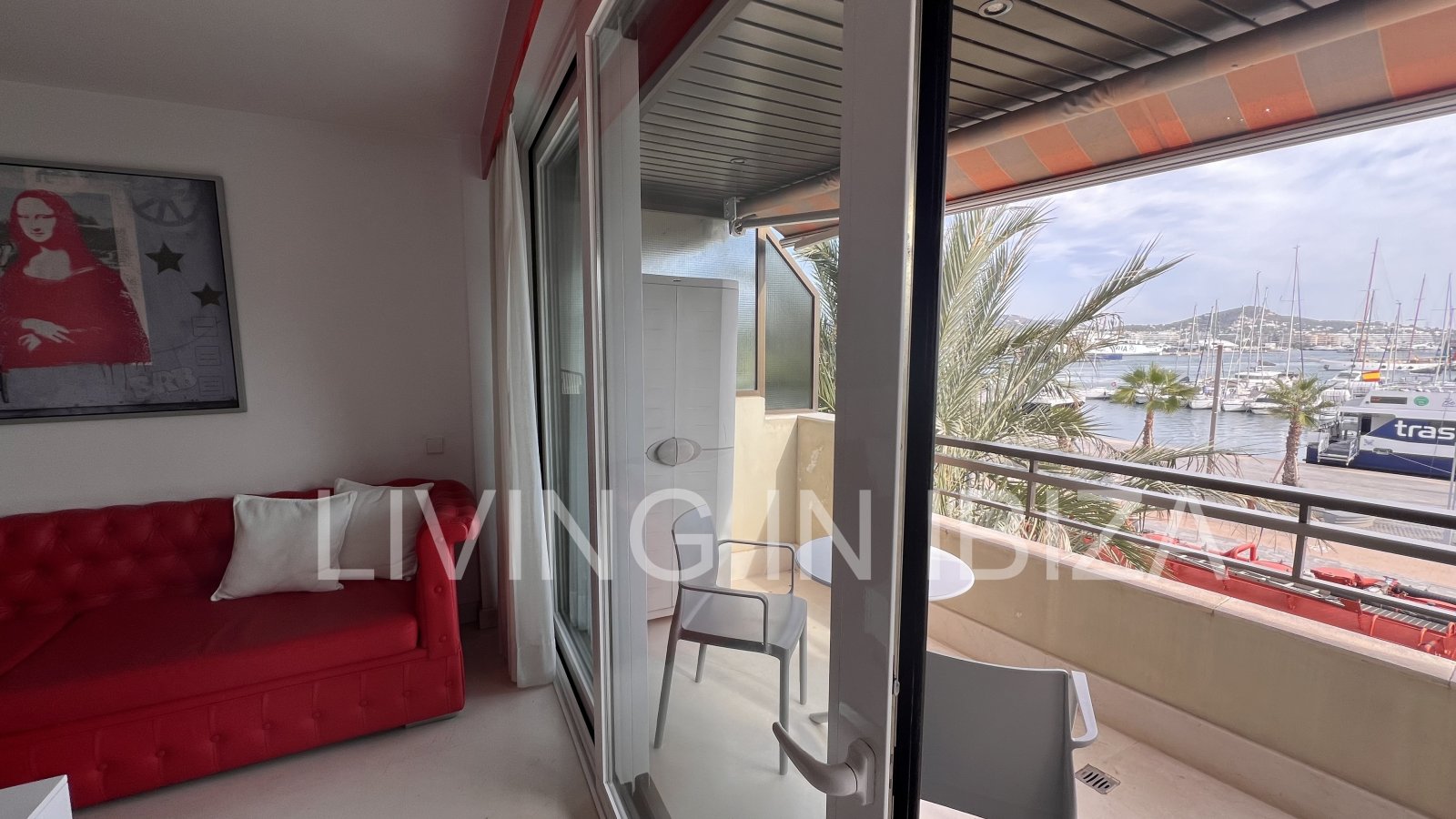 Alquiler anual. Atractivo y luminoso piso de diseño en pleno corazón de Ibiza con garaje y vistas al mar y Dalt Vila