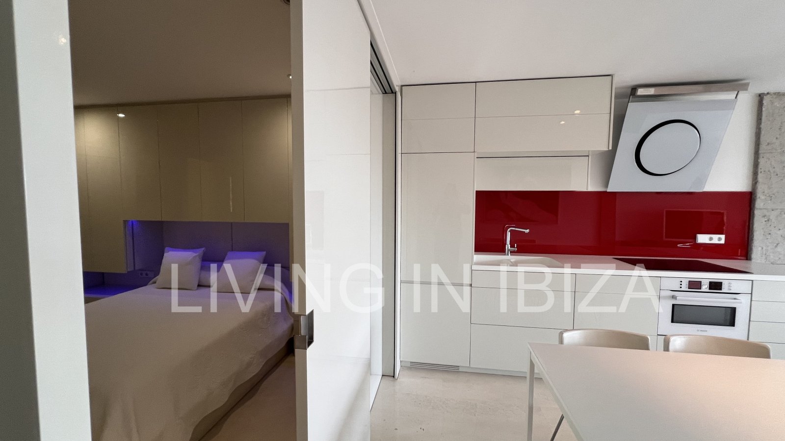 Alquiler anual. Atractivo y luminoso piso de diseño en pleno corazón de Ibiza con garaje y vistas al mar y Dalt Vila