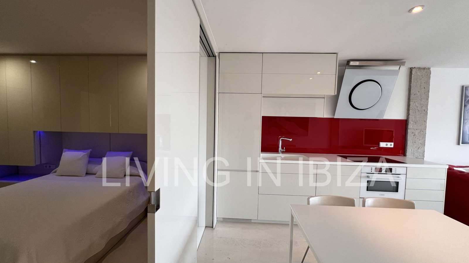 Alquiler anual. Atractivo y luminoso piso de diseño en pleno corazón de Ibiza con garaje y vistas al mar y Dalt Vila