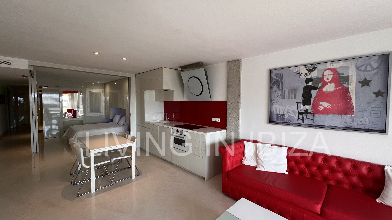 Alquiler anual. Atractivo y luminoso piso de diseño en pleno corazón de Ibiza con garaje y vistas al mar y Dalt Vila