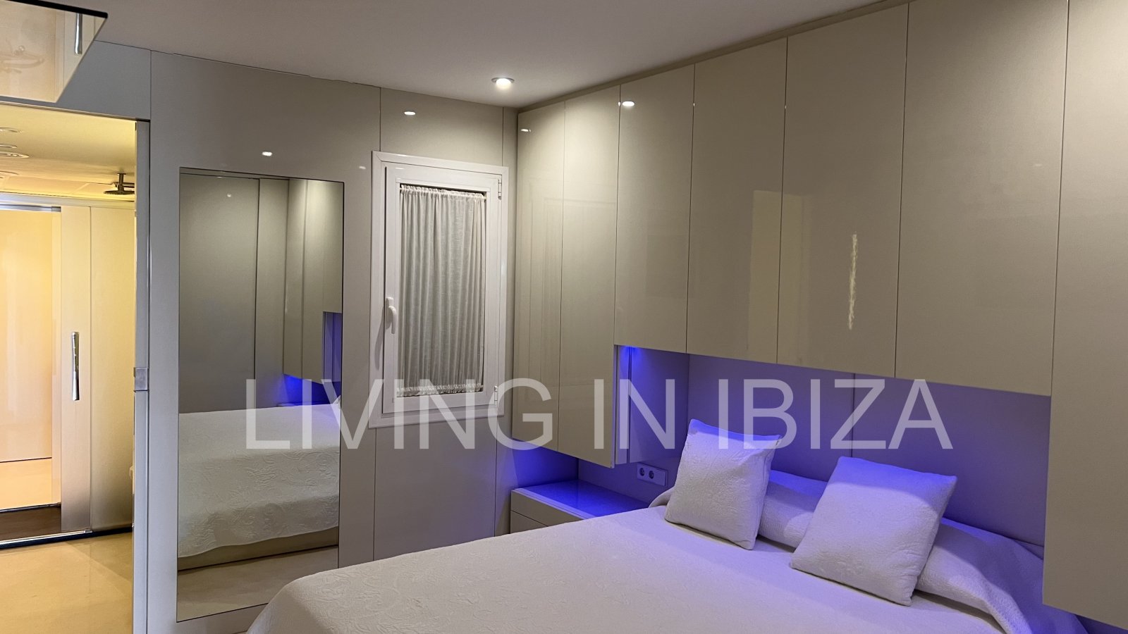 Alquiler anual. Atractivo y luminoso piso de diseño en pleno corazón de Ibiza con garaje y vistas al mar y Dalt Vila