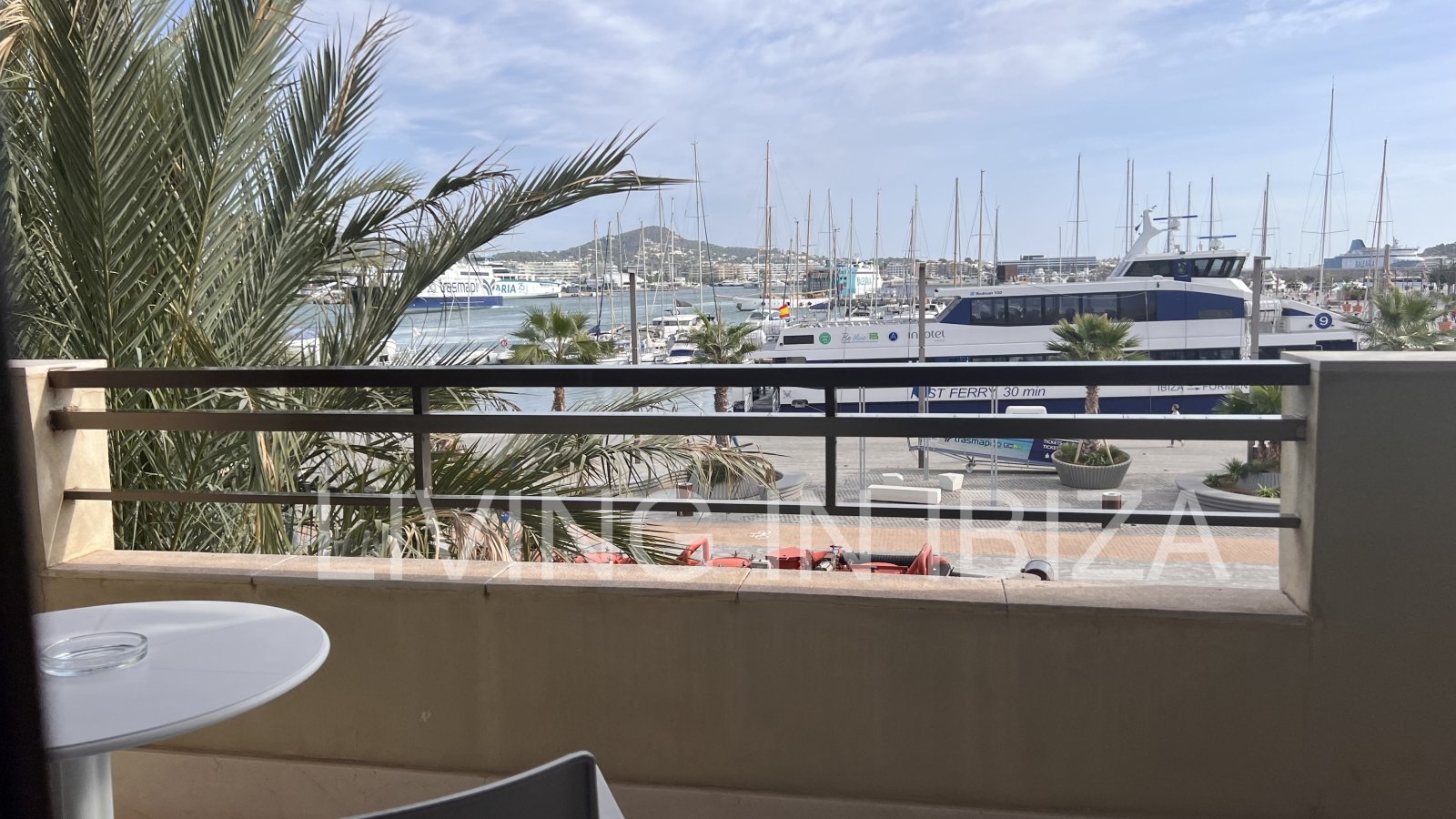 Alquiler anual. Atractivo y luminoso piso de diseño en pleno corazón de Ibiza con garaje y vistas al mar y Dalt Vila