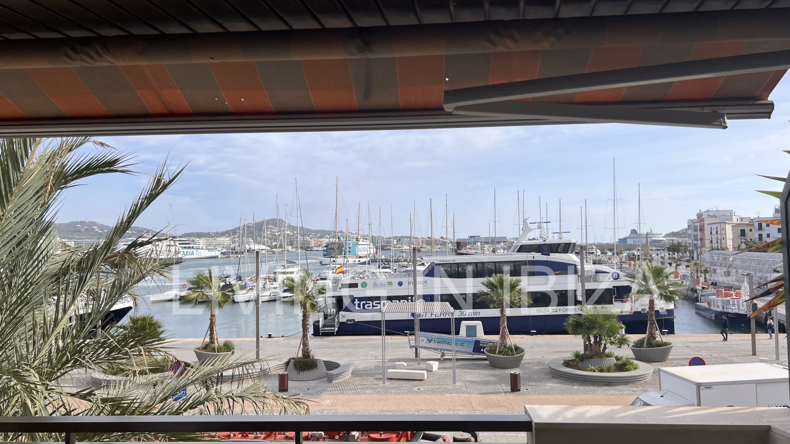 Alquiler anual. Atractivo y luminoso piso de diseño en pleno corazón de Ibiza con garaje y vistas al mar y Dalt Vila