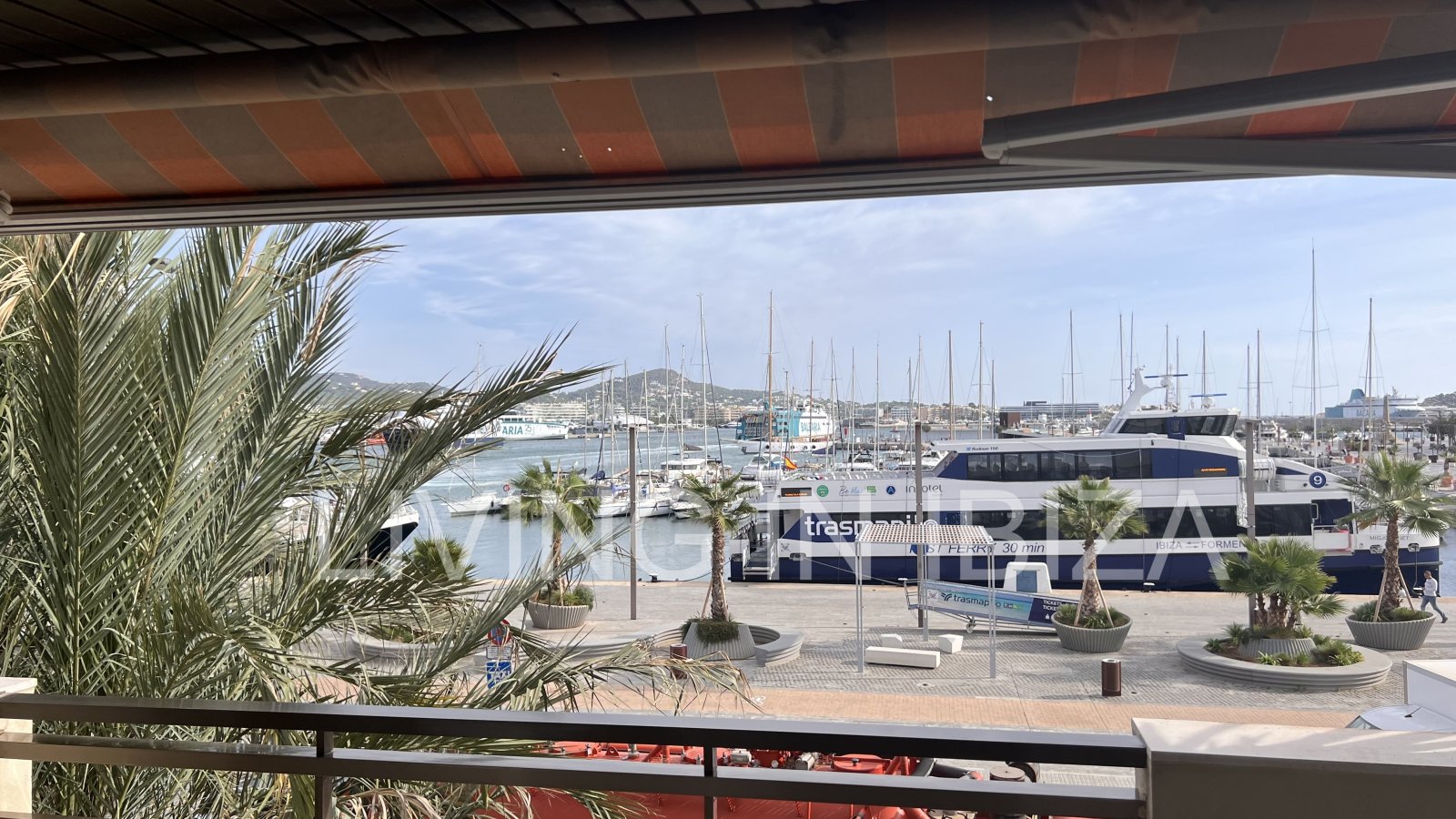 Alquiler anual. Atractivo y luminoso piso de diseño en pleno corazón de Ibiza con garaje y vistas al mar y Dalt Vila