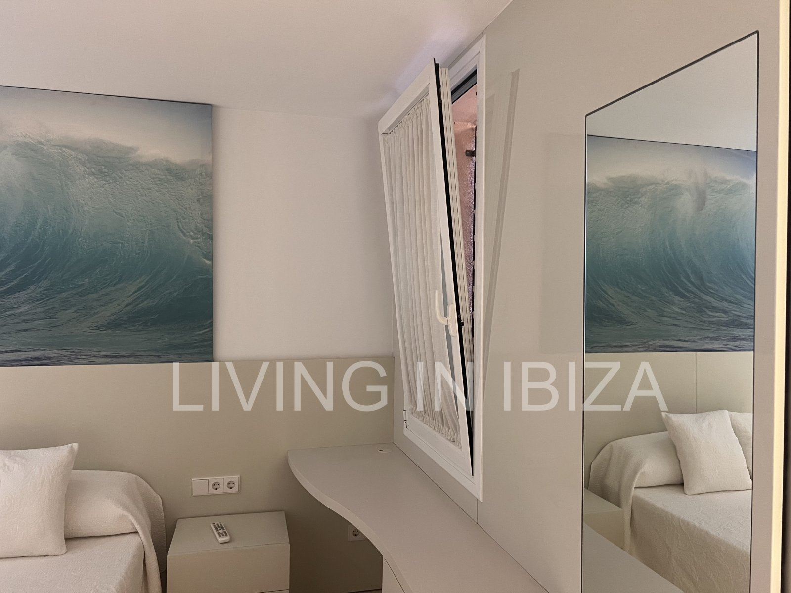 Alquiler anual. Atractivo y luminoso piso de diseño en pleno corazón de Ibiza con garaje y vistas al mar y Dalt Vila