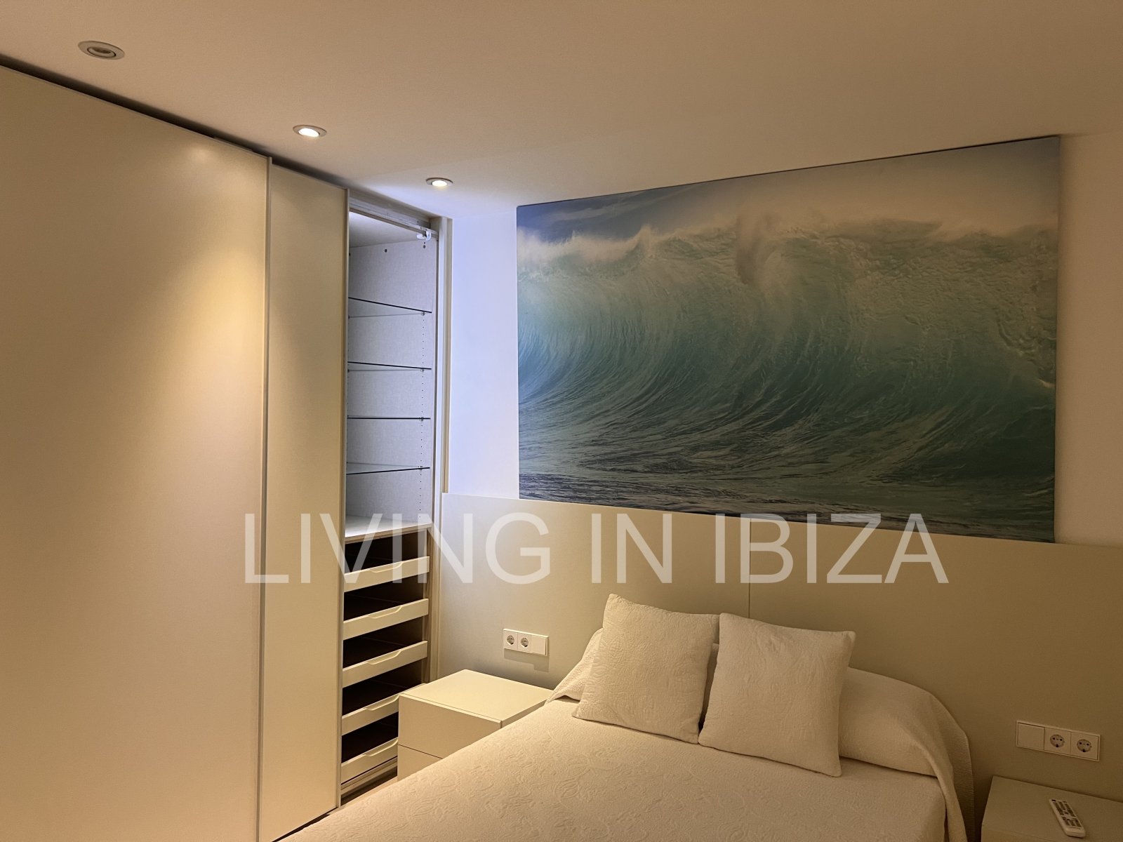 Alquiler anual. Atractivo y luminoso piso de diseño en pleno corazón de Ibiza con garaje y vistas al mar y Dalt Vila