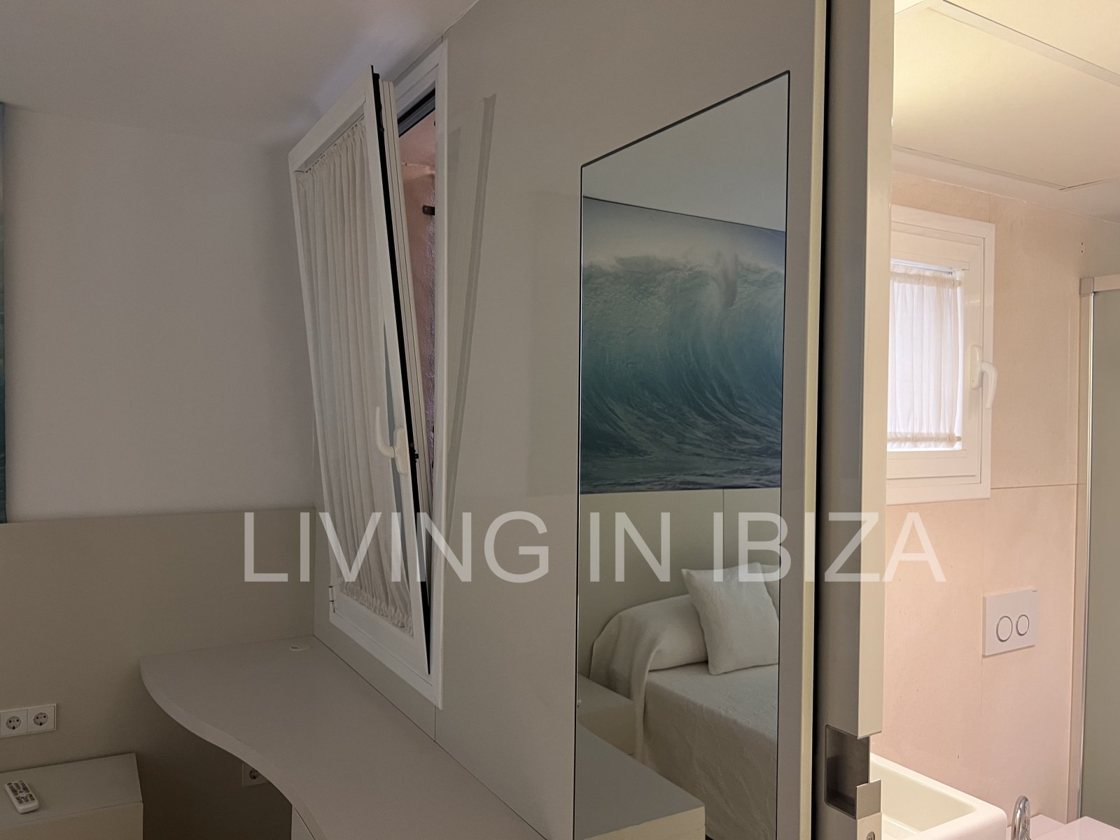 Alquiler anual. Atractivo y luminoso piso de diseño en pleno corazón de Ibiza con garaje y vistas al mar y Dalt Vila