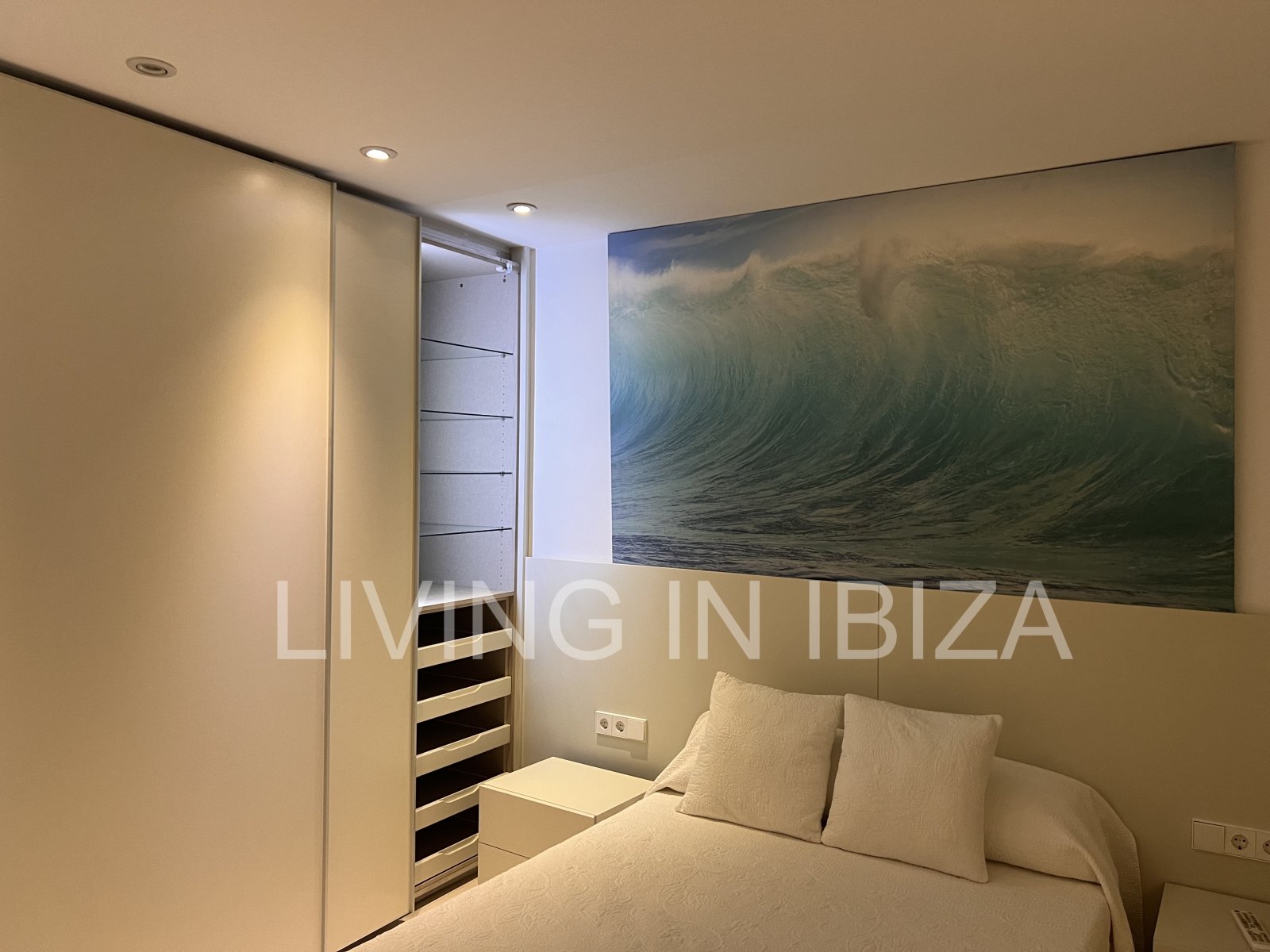 Alquiler anual. Atractivo y luminoso piso de diseño en pleno corazón de Ibiza con garaje y vistas al mar y Dalt Vila