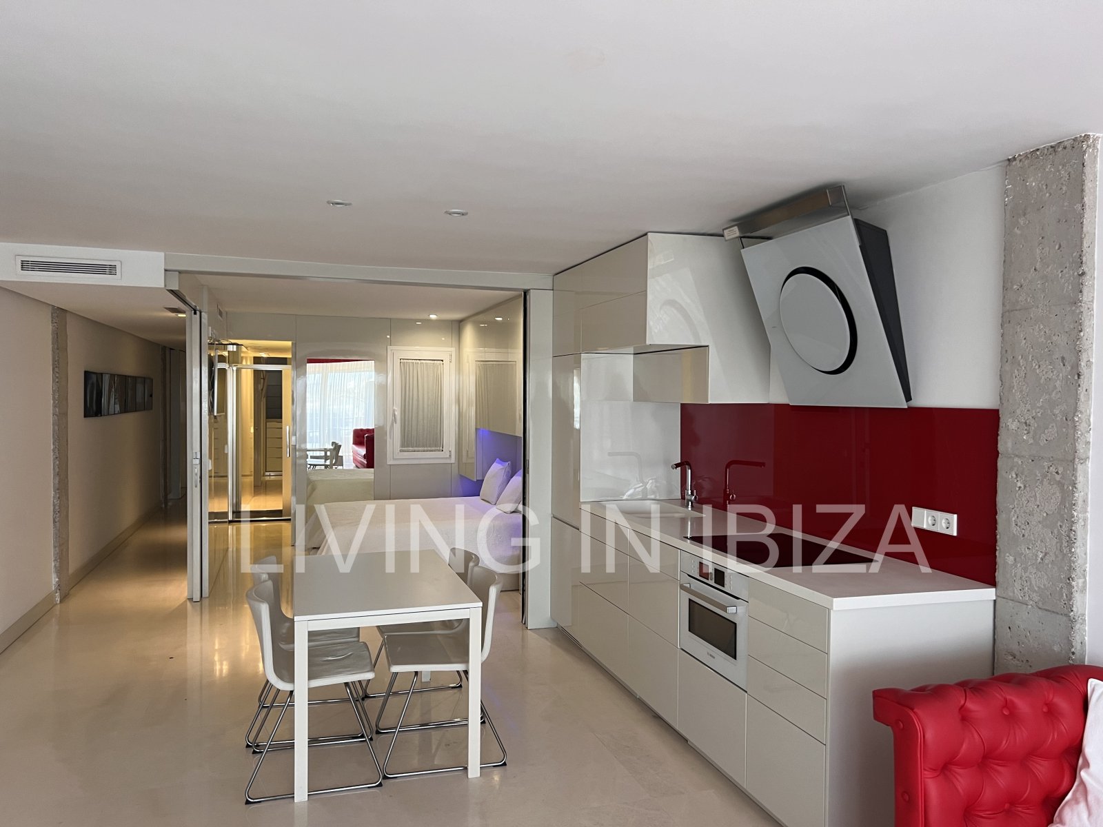 Alquiler anual. Atractivo y luminoso piso de diseño en pleno corazón de Ibiza con garaje y vistas al mar y Dalt Vila