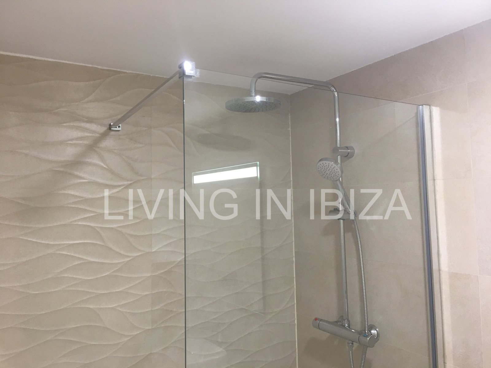 Penthouse Tagomago, es un atractivo y moderno ático nuevo a estrenar sin amueblar en urbanización de lujo en la ciudad de Santa Eulalia del Río