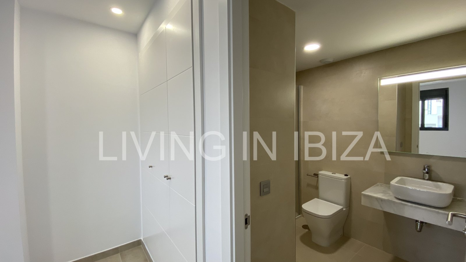 Penthouse Tagomago, es un atractivo y moderno ático nuevo a estrenar sin amueblar en urbanización de lujo en la ciudad de Santa Eulalia del Río