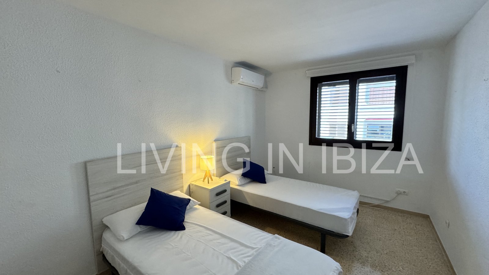 Apartamento en alquiler a corto plazo. Disponible a partir de marzo 2025. Ideal para disfrutar de Ibiza, a pocos metros del mar Mediterráneo.