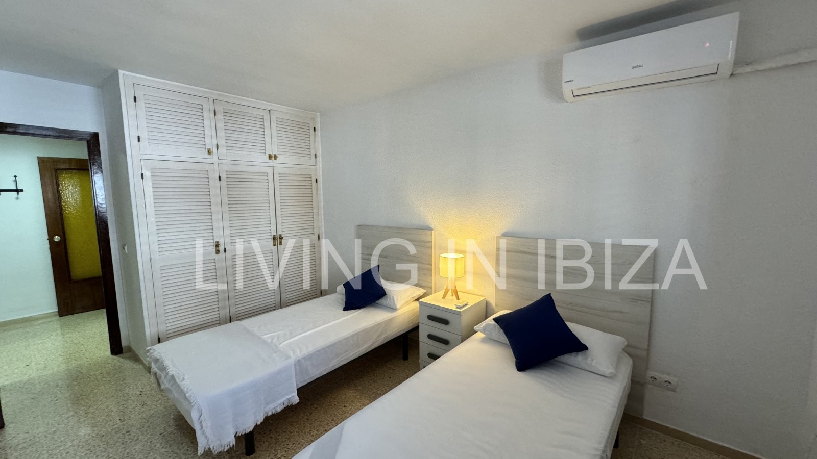 Apartamento en alquiler a corto plazo. Disponible a partir de marzo 2025. Ideal para disfrutar de Ibiza, a pocos metros del mar Mediterráneo.