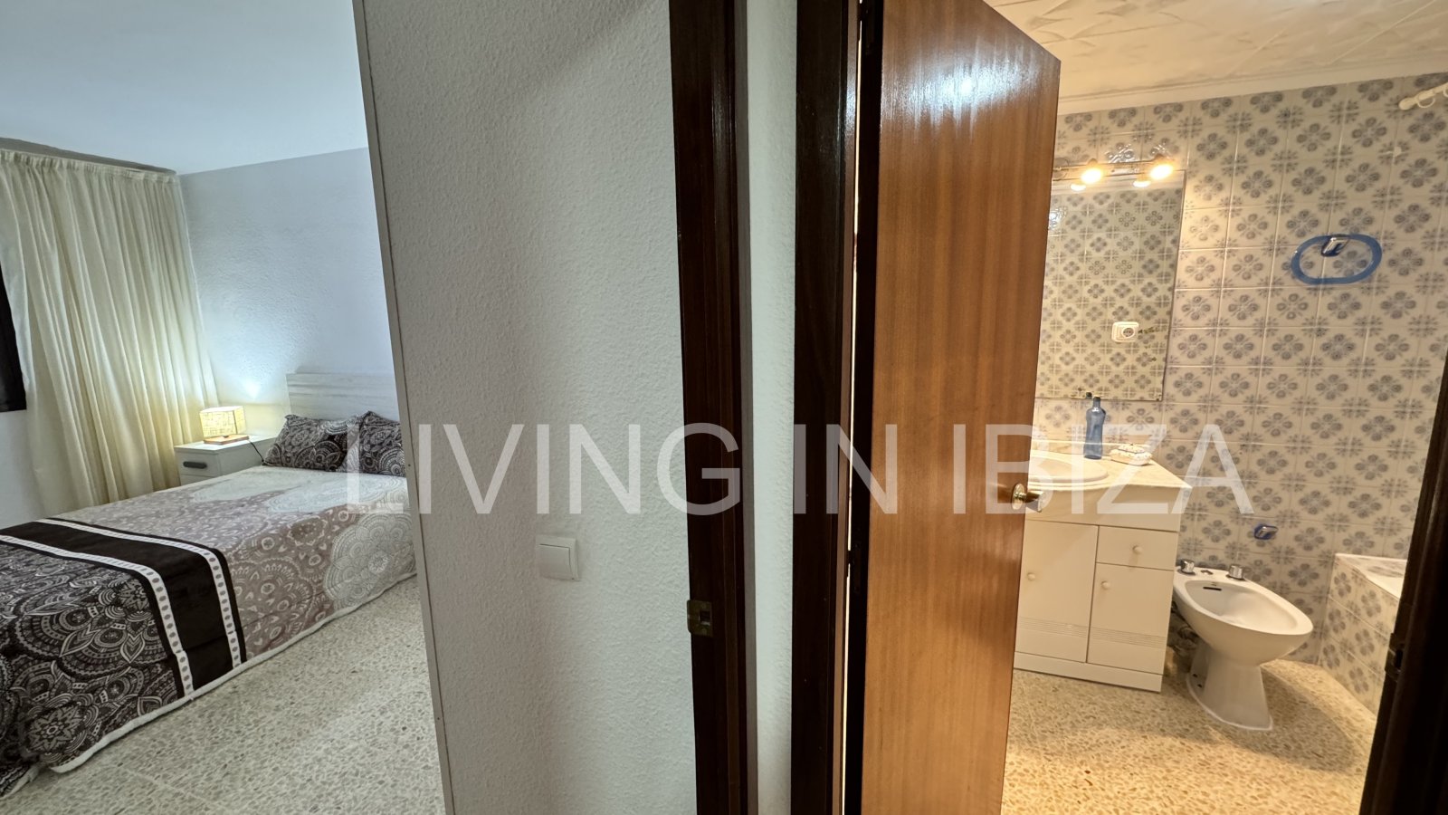 Apartamento en alquiler a corto plazo. Disponible a partir de marzo 2025. Ideal para disfrutar de Ibiza, a pocos metros del mar Mediterráneo.