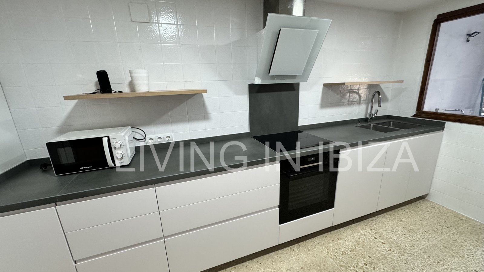 Apartamento en alquiler a corto plazo. Disponible a partir de marzo 2025. Ideal para disfrutar de Ibiza, a pocos metros del mar Mediterráneo.