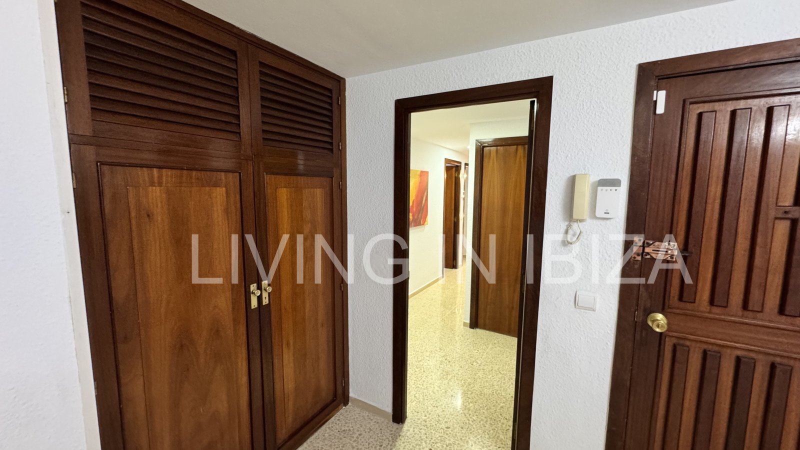 Apartamento en alquiler a corto plazo. Disponible a partir de marzo 2025. Ideal para disfrutar de Ibiza, a pocos metros del mar Mediterráneo.