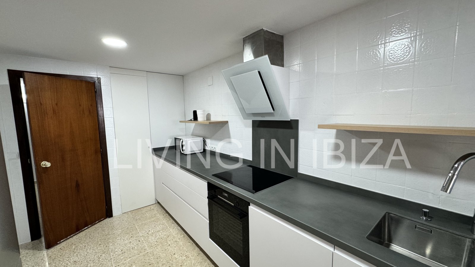 Apartamento en alquiler a corto plazo. Disponible a partir de marzo 2025. Ideal para disfrutar de Ibiza, a pocos metros del mar Mediterráneo.