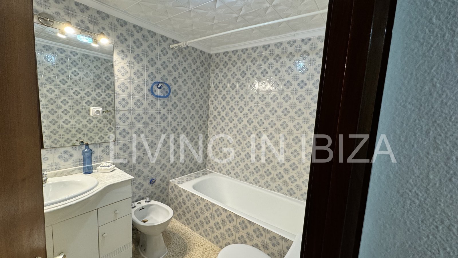 Apartamento en alquiler a corto plazo. Disponible a partir de marzo 2025. Ideal para disfrutar de Ibiza, a pocos metros del mar Mediterráneo.