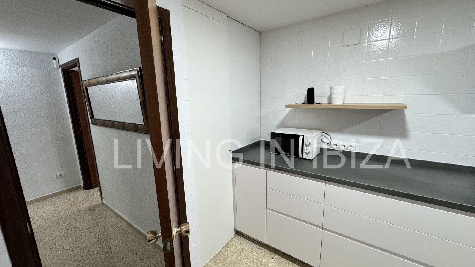 Apartamento en alquiler a corto plazo. Disponible a partir de marzo 2025. Ideal para disfrutar de Ibiza, a pocos metros del mar Mediterráneo.