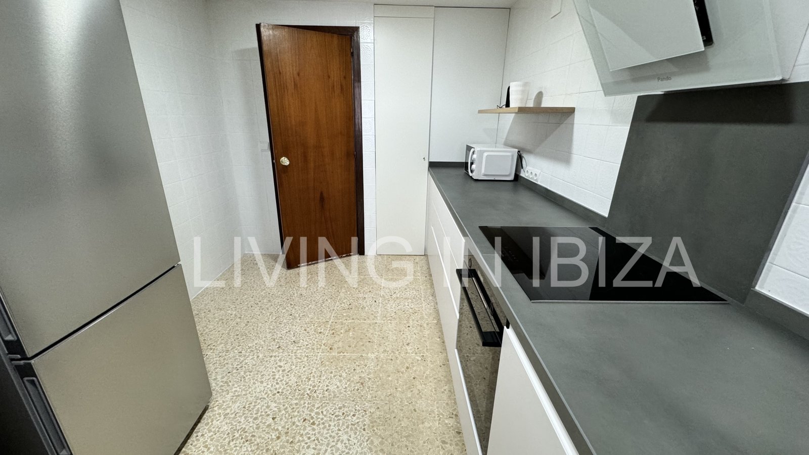 Apartamento en alquiler a corto plazo. Disponible a partir de marzo 2025. Ideal para disfrutar de Ibiza, a pocos metros del mar Mediterráneo.