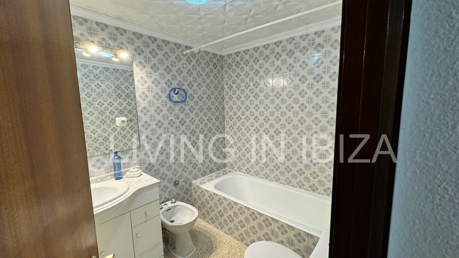 Apartamento en alquiler a corto plazo. Disponible a partir de marzo 2025. Ideal para disfrutar de Ibiza, a pocos metros del mar Mediterráneo.