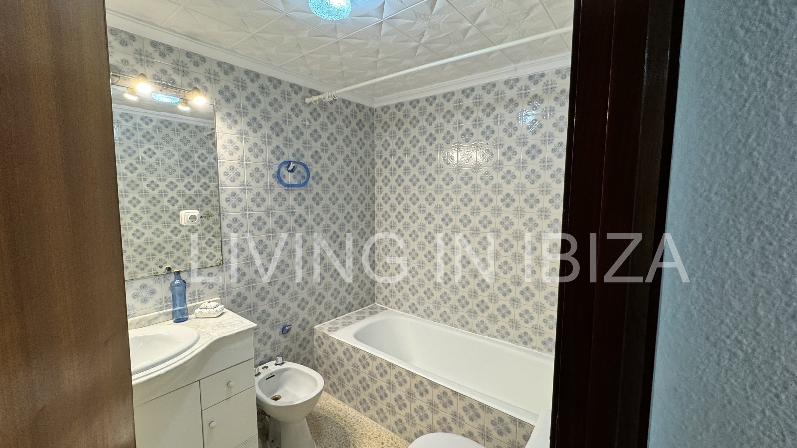 Apartamento en alquiler a corto plazo. Disponible a partir de marzo 2025. Ideal para disfrutar de Ibiza, a pocos metros del mar Mediterráneo.